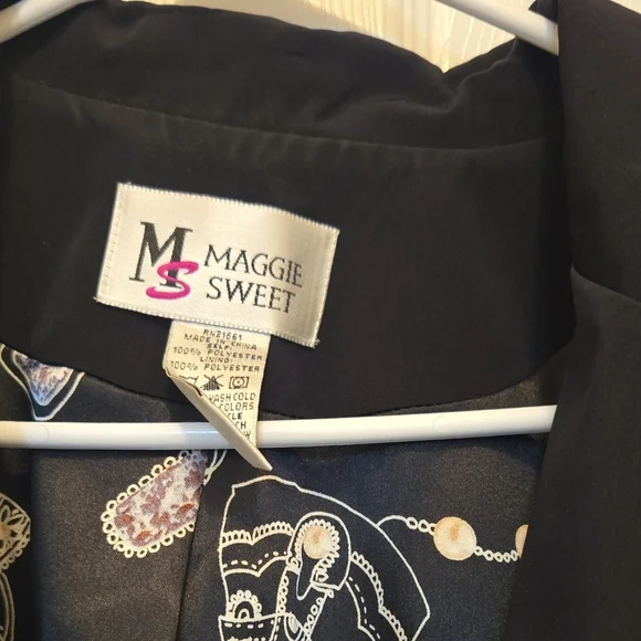 Black and Gold Blazer with Tailored Silhouette - Picture 2 of 8